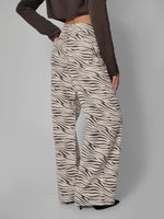 Load image into Gallery viewer, Jean wide leg Zebra print
