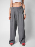 Load image into Gallery viewer, Pantalón Night Pinstripes gris
